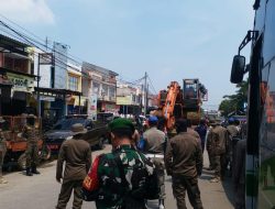 Petugas Gabungan Bongkar dan Gusur Pasar Kutabumi Tangerang