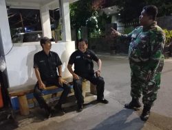 Saat Kontrol Wilayah, Babinsa Koramil 05/KJ Beri Pesan Kamtibmas Kepada Petugas Keamanan
