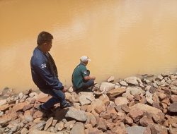 Tim Polres Melawi Bersama Dinas Lingkungan Hidup Sidak Ke Lokasi Keluhan Masyarakat Dugaan Pencemaran Sumber Air Oleh PT Lahan Cakrawala