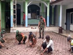 Kompak, Anggota Koramil 0808/21 Selorejo Bersama Warga Gelar Pembersihan Lingkungan