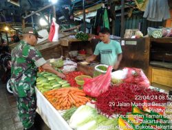 Babinsa Koramil 01/Tamansari Monitor Wilayah Binaan Sembari Pantau Harga Sembako