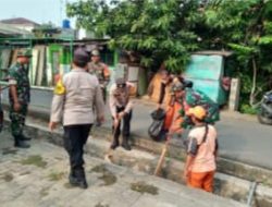 Babinsa Matraman Bersama Bhabinkamtibmas dan Warga Bersihkan Saluran Air