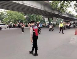 Personel Samapta Polres Metro Jakarta Barat Berikan Pelayanan Pengaturan Arus Lalu Lintas saat Jam Berangkat Kerja