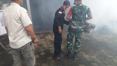 Cegah Demam Berdarah, Babinsa Koramil Jatinegara Bersama Puskesmas Lakukan Fogging