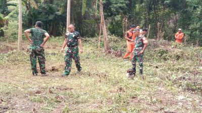 Peduli Warga, Babinsa Bersama PPSU Bersihkan Lahan Kosong