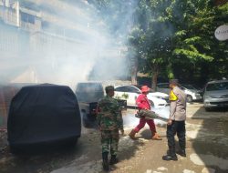 Cegah Penyebaran DBD, Babinsa Serka Suharno Dampingi Kegiatan Fogging