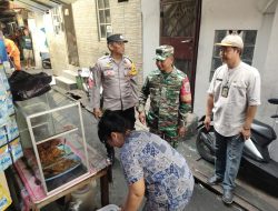 Babinsa Koramil 01/Tamansari bersama Jajaran Kelurahan Tangki Sosialisasi Pemberantasan Sarang Nyamuk (PSN)