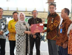 Bupati Sleman, Sematkan Penghargaan Satyalancana Karya Satya Untuk 160 PNS di Lingkungan Pemkab Sleman