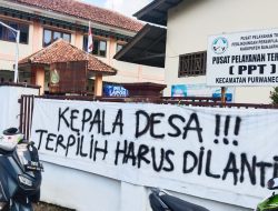 Aksi massa dari empat desa di Kecamatan Purwonegoro Kabupaten Banjarnegara, Jawa Tengah, datangi Kantor Kecamatan Purwonegoro