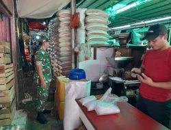 Pantau Harga Sembako, Babinsa Interaksi dengan Pedagang dan Pembeli