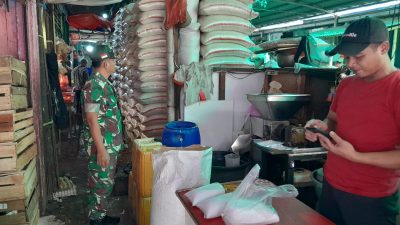 Pantau Harga Sembako, Babinsa Interaksi dengan Pedagang dan Pembeli