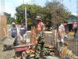 Wujudkan Rumah Layak Huni, Babinsa Koramil 0808/09 Sutojayan Bantu Bangun Rumah Warga Binaannya
