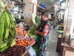 Monitoring Harga Sembako dan Keamanan Pasar, Babinsa Koramil 05/KJ Berinteraksi dengan Pedagang dan Pembeli