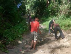 Peratin dan Warga Pekon Gunung Sugih, Kecamatan Batu Brak, Lakukan Gotong Royong Perbaiki Jalan Pasca Hujan Deras.