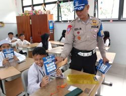 Edukasi Keselamatan Jalan Raya dan Anti Kenakalan Remaja, Satlantas Jakbar Goes To School di SDN Duri Kepa 07 Jakarta Barat