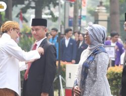 Rektor Unsri, Prof. Taufiq Marwa Dianugerahi Satya Lencana 30 Tahun Dari Presiden RI