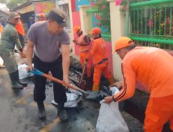 Antisipasi Banjir, Polsek Kalideres dan Tiga Pilar Galang Kerja Bakti di Jalan Kamal Raya
