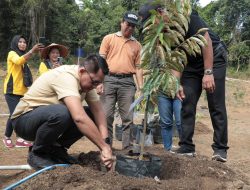 Dukung Produktivitas Masyarakat di Bidang Pertanian, Wakil Bupati Sleman Tanam Pohon Durian Perdana LPMK Jering VIII