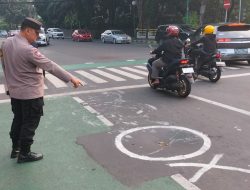 Jalan Yang Berlubang Membahayakan Pengendara Sepeda Motor, Aiptu Roby Bersama Bina Marga Jakarta Pusat Menutupnya