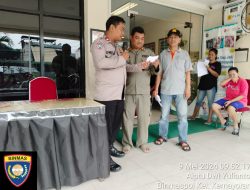 Bhabinkamtibmas Kelurahan Kemayoran Melaksanaan Pembagian Beras Kepada Warga