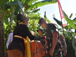 Kalungan Bunga Untuk Danrem 072/Pmk dan Bupati Wonosobo saat Pembukaan TMMD