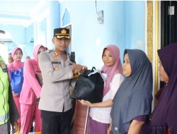 Berperahu Sampan, Kapolres OKU dan Bhayangkari Distribusikan Sembako Bantuan Kapolda Sumsel