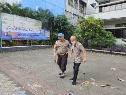 Aksi Polisi Ditamansari Gandeng Lansia Yang Hendak Beribadah Kenaikan Yesus Kristus
