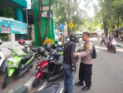 Bhabinkamtibmas Kelurahan Bendungan Hilir Beri Himbauan Kepada Juru Parkir
