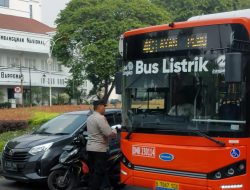 Jum’at Berkah Kapolsubsektor Taman Suropati Bagikan Nasi Kotak Kepada Warga