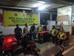 Kanit Binmas Polsek Cempaka Putih Memberikan Himbauan Kepada Warga Yang Sedang Ronda di Pos Kamling