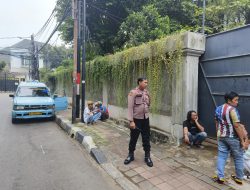 Aiptu Sunarto Memberikan Himbauan Kepada Ketua RW 10 Johar Baru