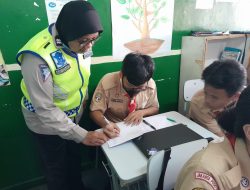 Iptu Maria Ulfah, SH Sampaikan Sosialisasi Tertib Berlalu Lintas di SMPK Santo Fransiskus dan SMAK Santo Fransiskus