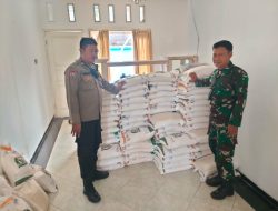 Aiptu Ujang Rusmana Bersama 3 Pilar Membagikan Beras Kepada Warga