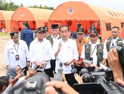 Tinjau Posko Pengungsi di Agam, Presiden Jokowi Serahkan Bantuan bagi Warga Terdampak Bencana