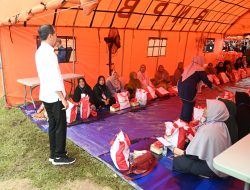 Tinjau Posko Pengungsi di Agam, Presiden Jokowi Serahkan Bantuan bagi Warga Terdampak Bencana