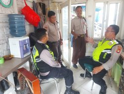 Anggota Polsek Cempaka Putih Sambangi Security Pertokoan Chandra Karya