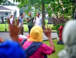 Datang ke Istana Gedung Agung, Presiden Joko Widodo Bagi – bagi Sembako