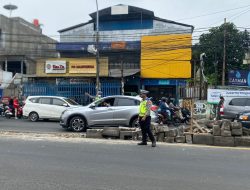 Polsek Ciputat Timur Lakukan Contraflow Guna Mengurai Kemacetan Akibat Perbaikan Jalan