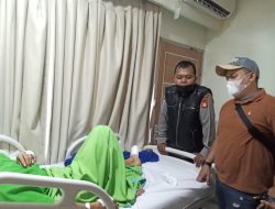 Aipda Alfian Kasi Humas Polsek Metro Tanah Abang Bantu Masyarakat Yang Mengalami Kecelakaan Tunggal
