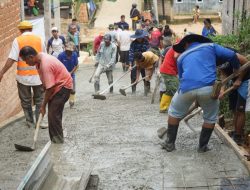 Medan Yang Terjal, Satgas TMMD 120 dan Warga Mengunakan Talang Untuk Pengecoran
