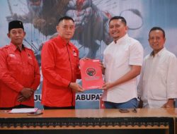 Kembalikan Formulir Pendaftaran ke DPC PDIP Sleman, Bakal Calon Wakil Bupati Sleman Fourista Handayanto, Ingin Memajukan UMKM Yang Modern.