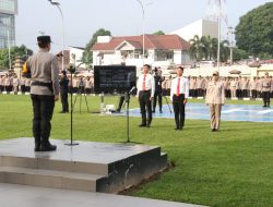 Kapolda Sumatera-Selatan Irjen Pol A.Rahmad Wibowo .Sik.Berikan Penghargaan Pin Emas Kepada Porsonel Dan Masyarakat Di Lapangan Apel Bersama Kapolres Dsn Poltabes Secara Virtual .