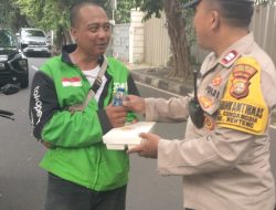 Aiptu Tafsipul Bagikan Nasi Kotak Gratis Kepada Warga Yang Membutuhkan