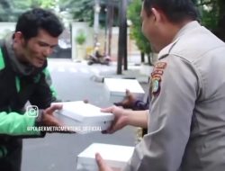 Aipda Faisal Berbagi Nasi Kotak Kepada Warga