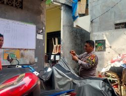 Bhabinkamtibmas Cempaka Baru melakukan Pemasangan Stiker Himbauan Kamtibmas