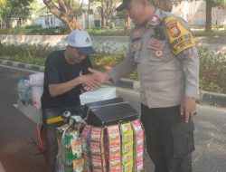 Pembagian Nasi Kotak Untuk Warga