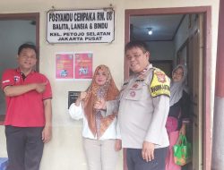 Bhabinkamtibmas Petojo Selatan Memasang Stiker Himbauan “Stop Tawuran”