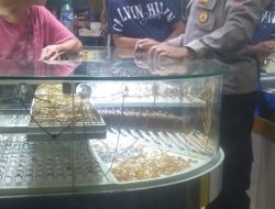 Patroli Jalan Kaki Kapolsubsektor Galur Berikan Himbauan Kepada Pemilik Toko Emas.