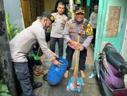 Polsek Johar Baru Gelar Bakti Religi Bersih-bersih Tempat Ibadah