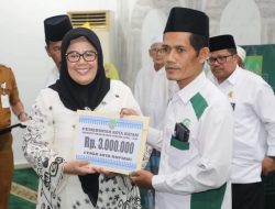 Serahkan Insentif Tokoh Agama di Nongsa, Marlin Puni Kepedulian HMR & Pemko Batam